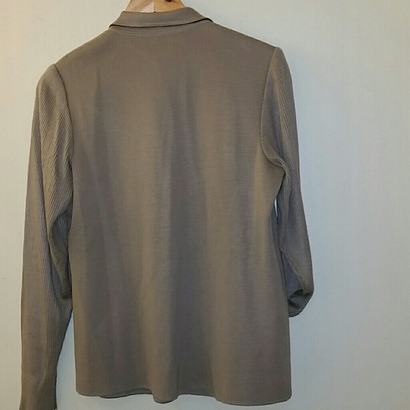 A beautiful blouse. - Picture 5 of 5